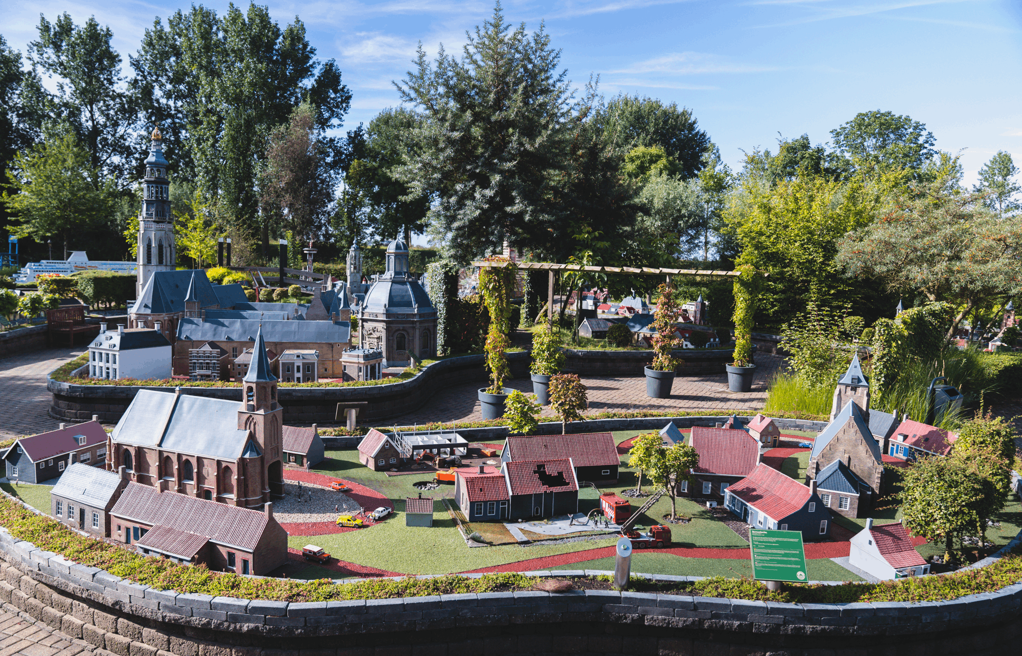 Miniatuur Walcheren schaalmodel met Zeeuwse monumenten en interactieve knoppen