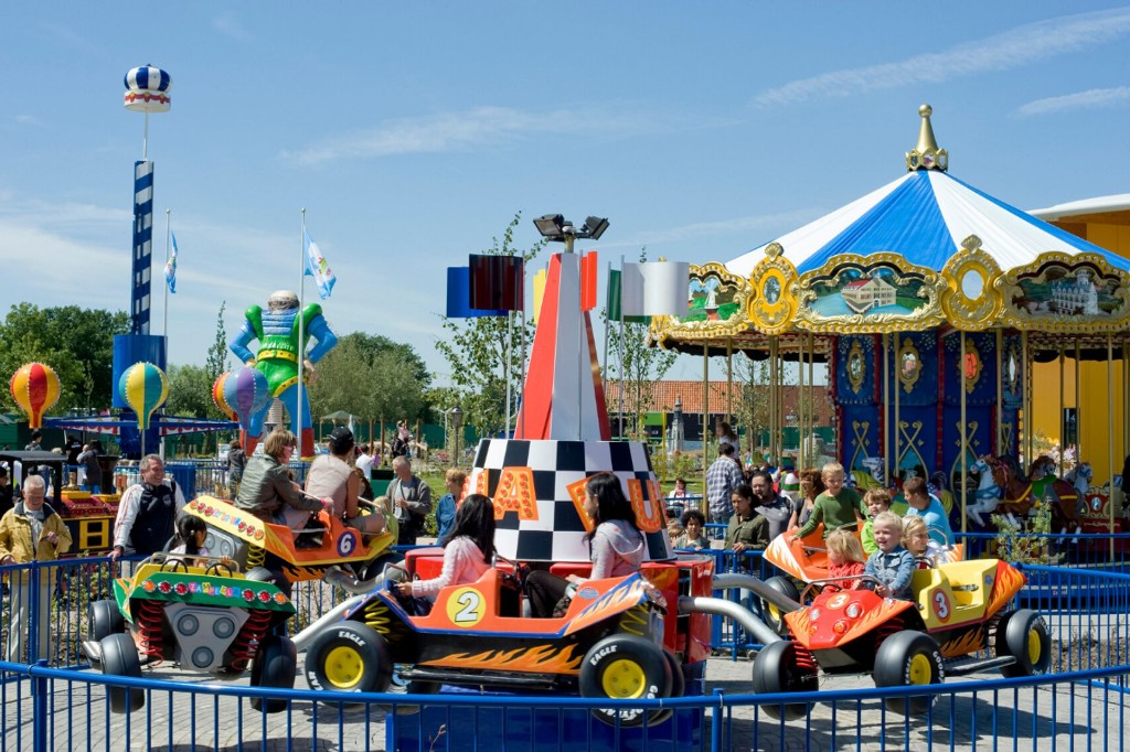 Pretpark attracties en draaimolen bij Mini Mundi Middelburg